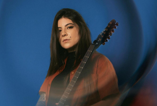 JÉSSICA FALCHI CRITICA SEXUALIZAÇÃO NA GUITARRA E GERA DEBATE