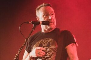 Peter Hook cogita tocar com Oasis no Hall da Fama