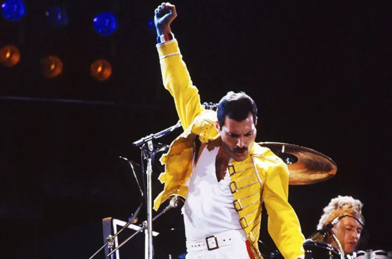 QUEEN É PROCESSADO POR FOTO ICÔNICA DE “QUEEN II”