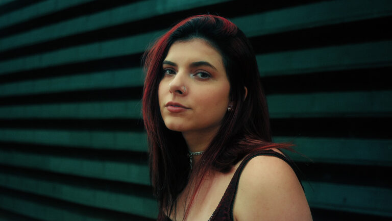 Aléxia lança Garra e consolida o heavy pop no Brasil