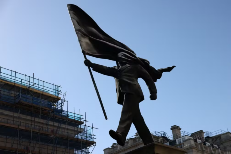 Banksy instala estátua provocativa no centro de Londres