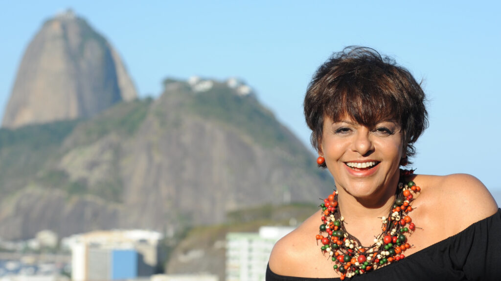 Eliane Salek celebra 50 anos com show em Ipanema