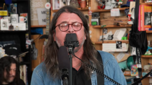 Foo Fighters transforma Tiny Desk em show de arena