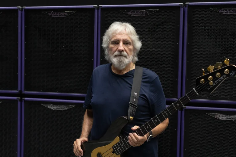 GEEZER BUTLER apoia adoção de 1.500 beagles