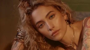 Paris Jackson abraça o grunge em novo single