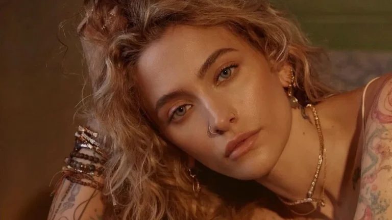 Paris Jackson abraça o grunge em novo single