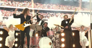 The Killers leva rock e moda à final da Champions League