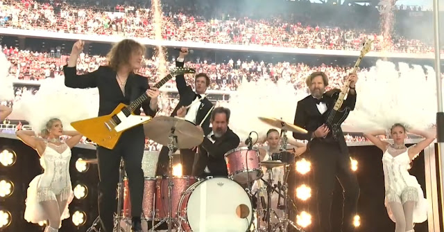 The Killers leva rock e moda à final da Champions League