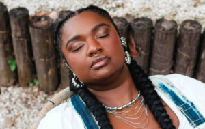 Ellen Oléria lança Canto de Casa Vol. 1 com afeto