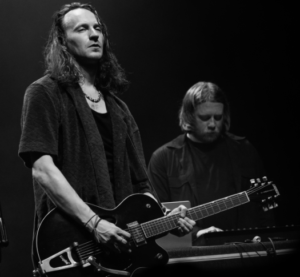 Ploho confirma turnê no Brasil com seis shows em 2026