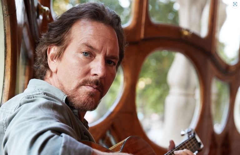 Eddie Vedder emociona ao dar violão para jovem fã