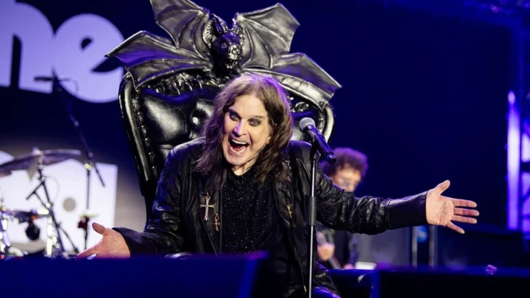 Trono de Ozzy Osbourne vira atração em museu de Birmingham