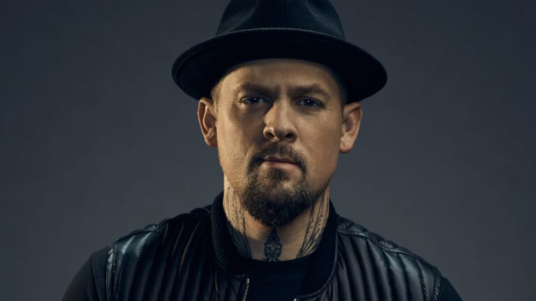 Joel Madden reflete sobre fama e cita Elvis Presley