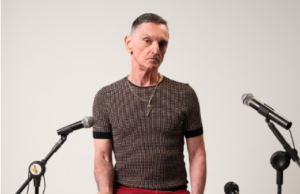 Paulo Miklos celebra o rock com show em São Paulo