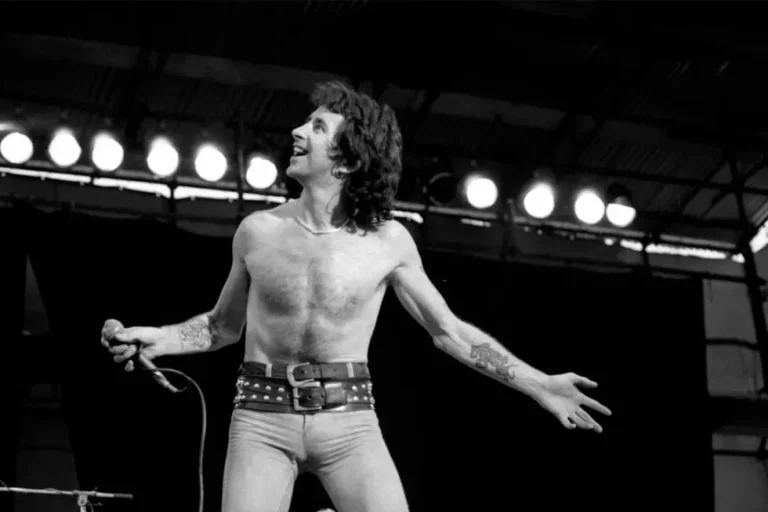 Bon Scott ganha barras comemorativas pelos 80 anos