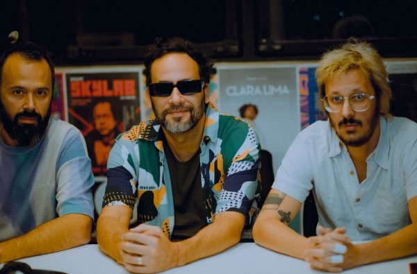 Daniel Furlan encerra turnê do Tropical Nada em São Paulo