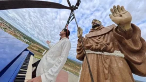 Paulo Rodrigo lança clipe em homenagem a Canindé
