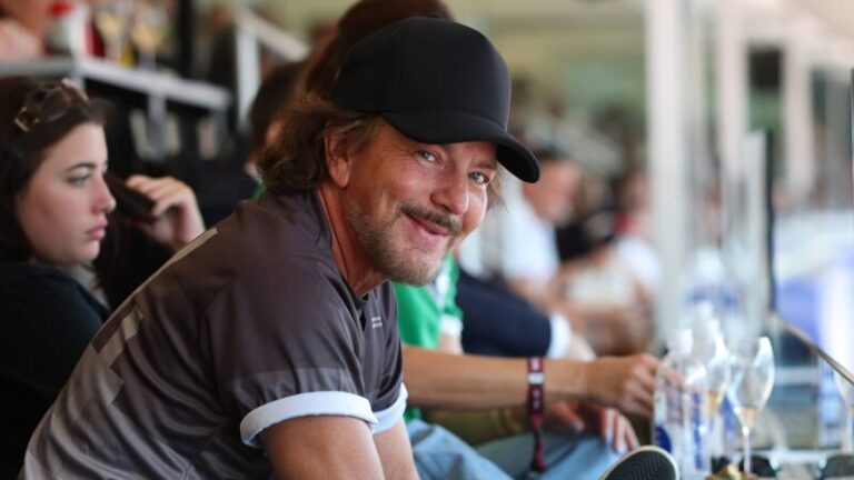 Eddie Vedder viraliza ao aparecer em jogo da Copa do Mundo