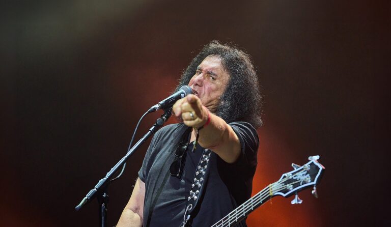 Gene Simmons causa polêmica em discurso sobre os EUA