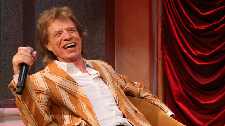 Mick Jagger revela arrependimento por nunca conhecer Elvis