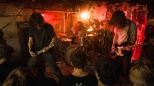 10 músicas de bandas underground melhores no começo