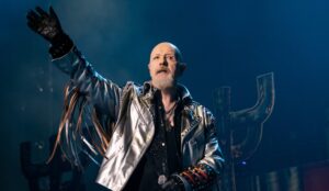 Rob Halford impressiona aos 74 anos com vocal em show