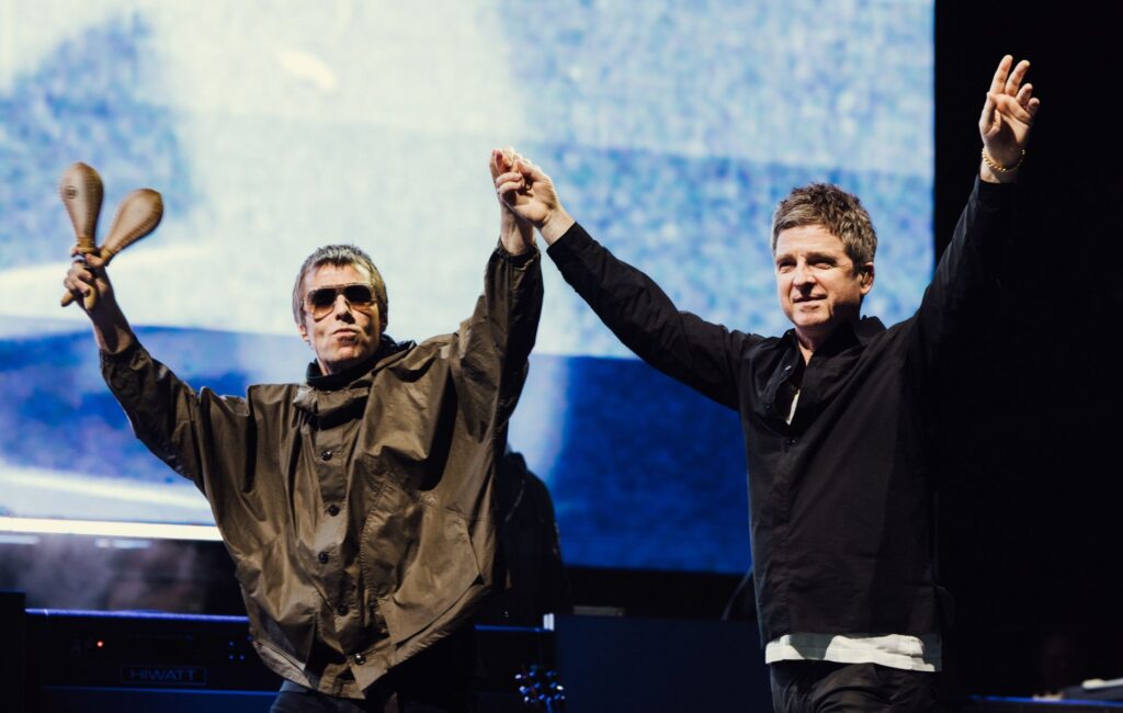 Documentário do Oasis destaca fãs e reunião dos Gallagher