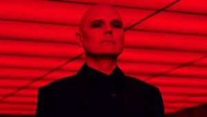Billy Corgan diz que diferença de idade ajudou casamento