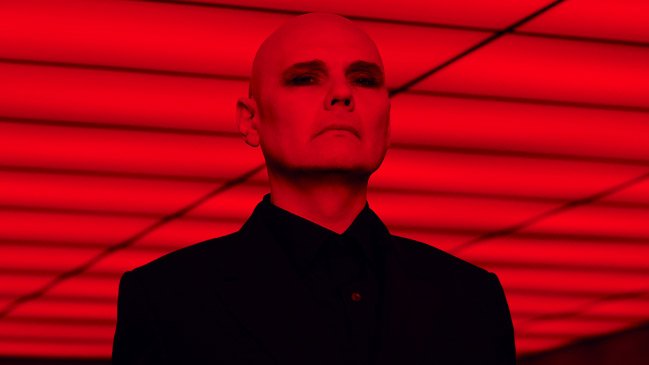 Billy Corgan diz que diferença de idade ajudou casamento