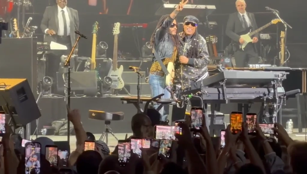 Lenny Kravitz toca com Stevie Wonder em show em Paris