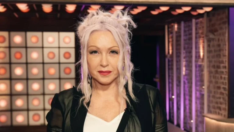 Cyndi Lauper critica ganância e defende liberdade artística