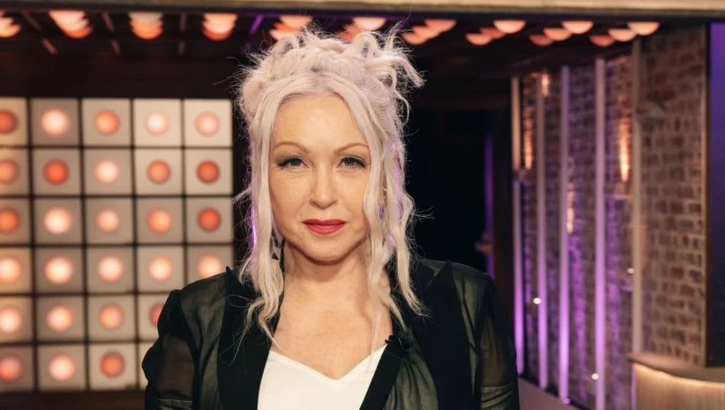 Cyndi Lauper critica ganância e defende liberdade artística