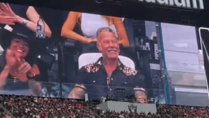 James Hetfield aparece no telão em jogo dos Raiders