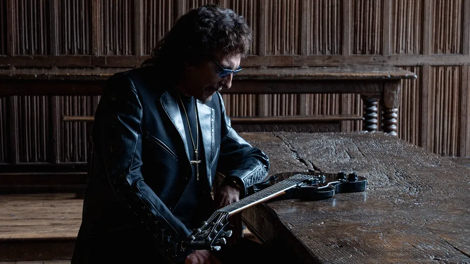 Tony Iommi lança From The Dark, novo álbum solo após 21 anos