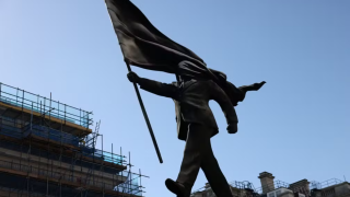 Banksy instala estátua provocativa no centro de Londres