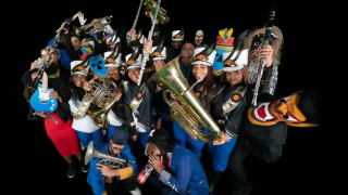 BAIANASYSTEM retoma estética de fanfarra em “Mixtape pirata” e dialoga com discurso latino de BAD BUNNY