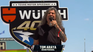 TOM ARAYA DO SLAYER DÁ LARGADA EM CORRIDA DA NASCAR NO TEXAS