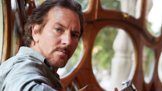 Eddie Vedder emociona ao dar violão para jovem fã