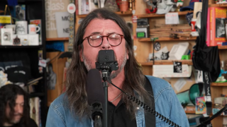 Foo Fighters transforma Tiny Desk em show de arena