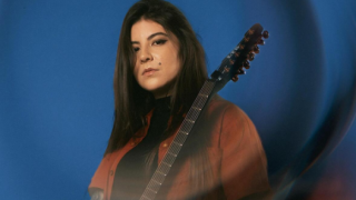 JÉSSICA FALCHI CRITICA SEXUALIZAÇÃO NA GUITARRA E GERA DEBATE