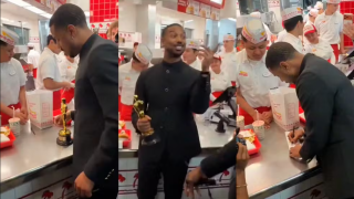 MICHAEL B. JORDAN celebra Oscar 2026 com hambúrguer em lanchonete