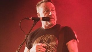 Peter Hook cogita tocar com Oasis no Hall da Fama