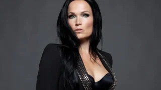 Tarja Turunen abandona salto alto após dores