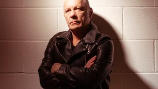 Bruce Dickinson revela arrependimento sobre criação dos filhos